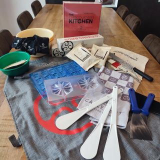 Moc děkuji za úžasný dárek od firmy Callebaut na podporu mého podnikání s jejích značkou. Ta kuchařka je asi tří kilová a...